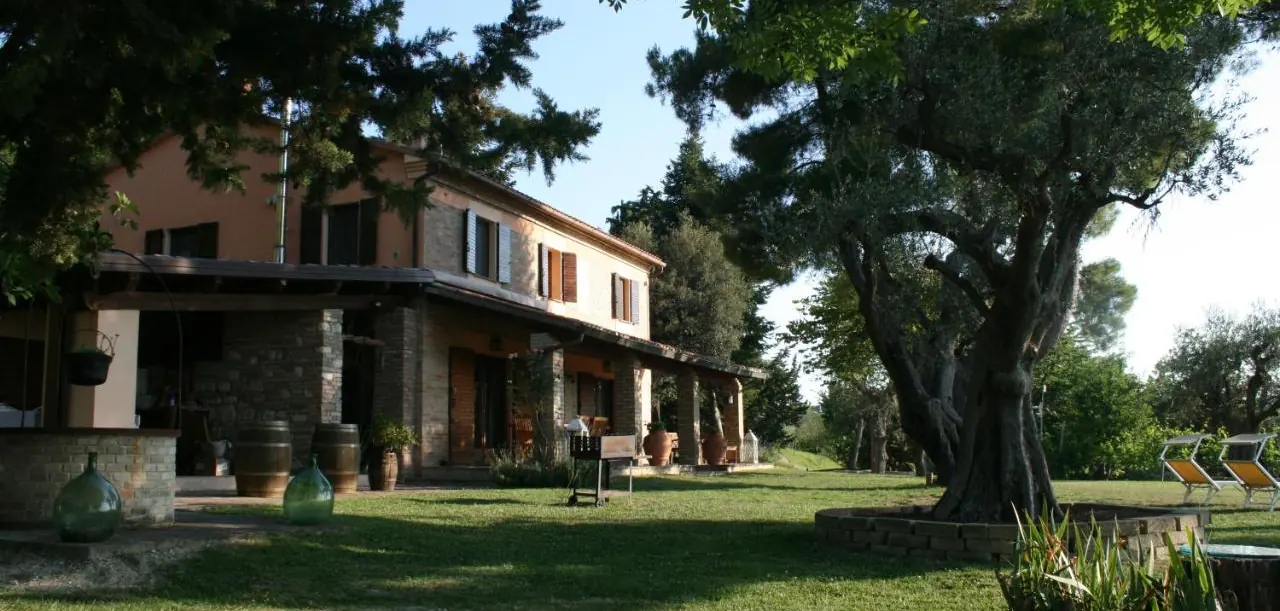 Il casale Cornio delle Fronde con il giardino
