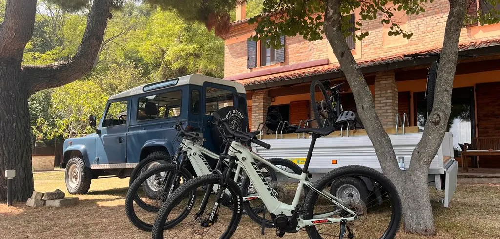 Mountain bike elettriche davanti al casale