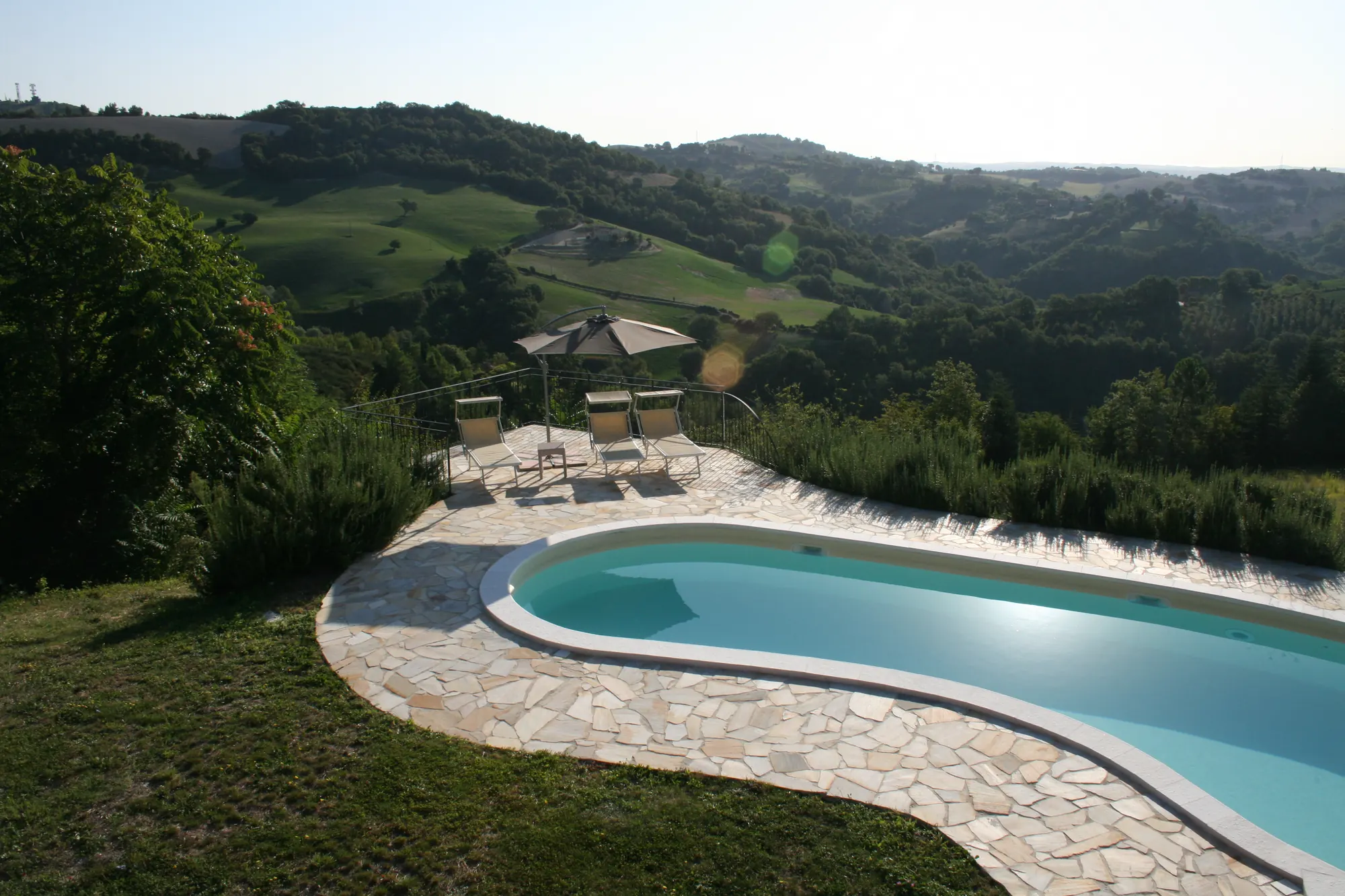 La piscina del Cornio delle Fronde affacciata sulle colline